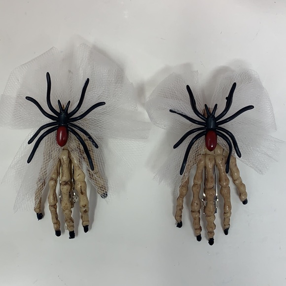 3” creepy hair clips skeleton hands with black widow spider 🕷 made by me NEW - Picture 4 of 17